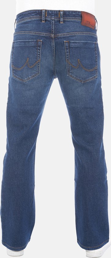 Achterkant van blauwe LTB bootcut jeans met leren logo patch en witte sneakers.