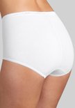 Achterkant van de witte Sloggi maxi slip met kanten boord.
