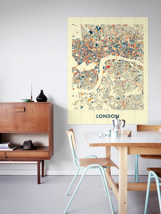 Une carte colorée de Londres avec des rues rouges, bleues et oranges sur fond jaune clair.