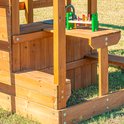Houten speeltoestel met aanrecht en kleurrijke speelgoedblokken.