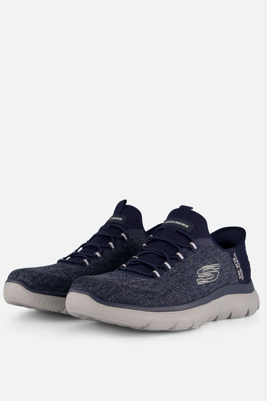 Donkerblauwe Skechers instappers met een gemêleerde textiel bovenkant en een grijze zool. Met witte veters en een S-logo.