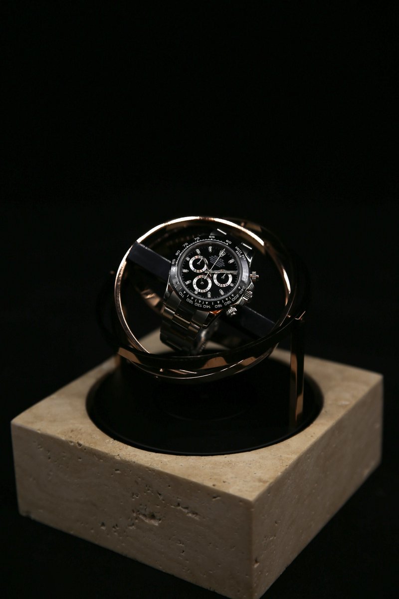 Tourbillon horlogeopwinder in lichtbruin Travertine marmer en rosegoud stalen ringen - Elbrus Horology - Gyrowinder Orbit Watch Winder