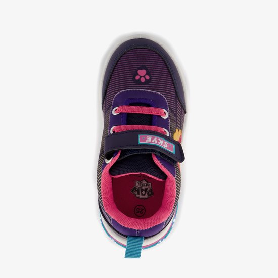 Bovenkant van een paarse kindersneaker met Paw Patrol logo.