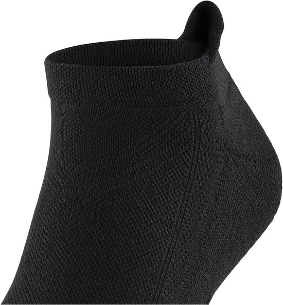 Dichtbij detail van de opening van een zwarte Falke enkelsok met lus.
