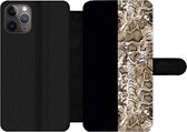 Bookcase Geschikt voor iPhone 11 Pro Max telefoonhoesje - Slang - Dierenprint - Bruin - Met vakjes - Wallet case met magneetsluiting