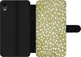 Bookcase Geschikt voor iPhone XR telefoonhoesje - Stippen - Wit - Groen - Met vakjes - Wallet case met magneetsluiting