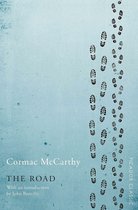 Boek kaft met voetafdrukken in een spoor, met de titel "The Road" van Cormac McCarthy.