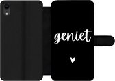 Bookcase Geschikt voor iPhone XR telefoonhoesje - Quotes - Spreuken - Geniet - Met vakjes - Wallet case met magneetsluiting