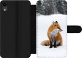 Bookcase Geschikt voor iPhone XR telefoonhoesje - Vos - Sneeuw - Winter - Met vakjes - Wallet case met magneetsluiting