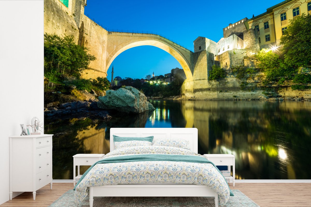 Behang - Fotobehanglucht boven de Stari Most brug en weerspiegeling in het water - Breedte 600 cm x hoogte 400 cm