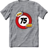 75 Jaar Hoera Verkeersbord T-Shirt | Grappig Verjaardag Cadeau | Dames - Heren | - Donker Grijs - Gemaleerd - M