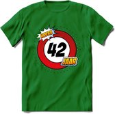 42 Jaar Hoera Verkeersbord T-Shirt | Grappig Verjaardag Cadeau | Dames - Heren | - Donker Groen - XXL