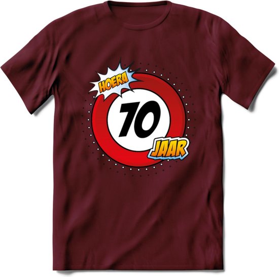 70 Jaar Hoera Verkeersbord T-Shirt | Grappig Verjaardag Cadeau | Dames - Heren | - Burgundy - S