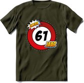 61 Jaar Hoera Verkeersbord T-Shirt | Grappig Verjaardag Cadeau | Dames - Heren | - Leger Groen - L