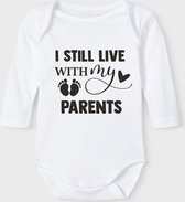 Baby Rompertje met tekst 'I still live with my parents 2' |Lange mouw l | wit zwart | maat 50/56 | cadeau | Kraamcadeau | Kraamkado