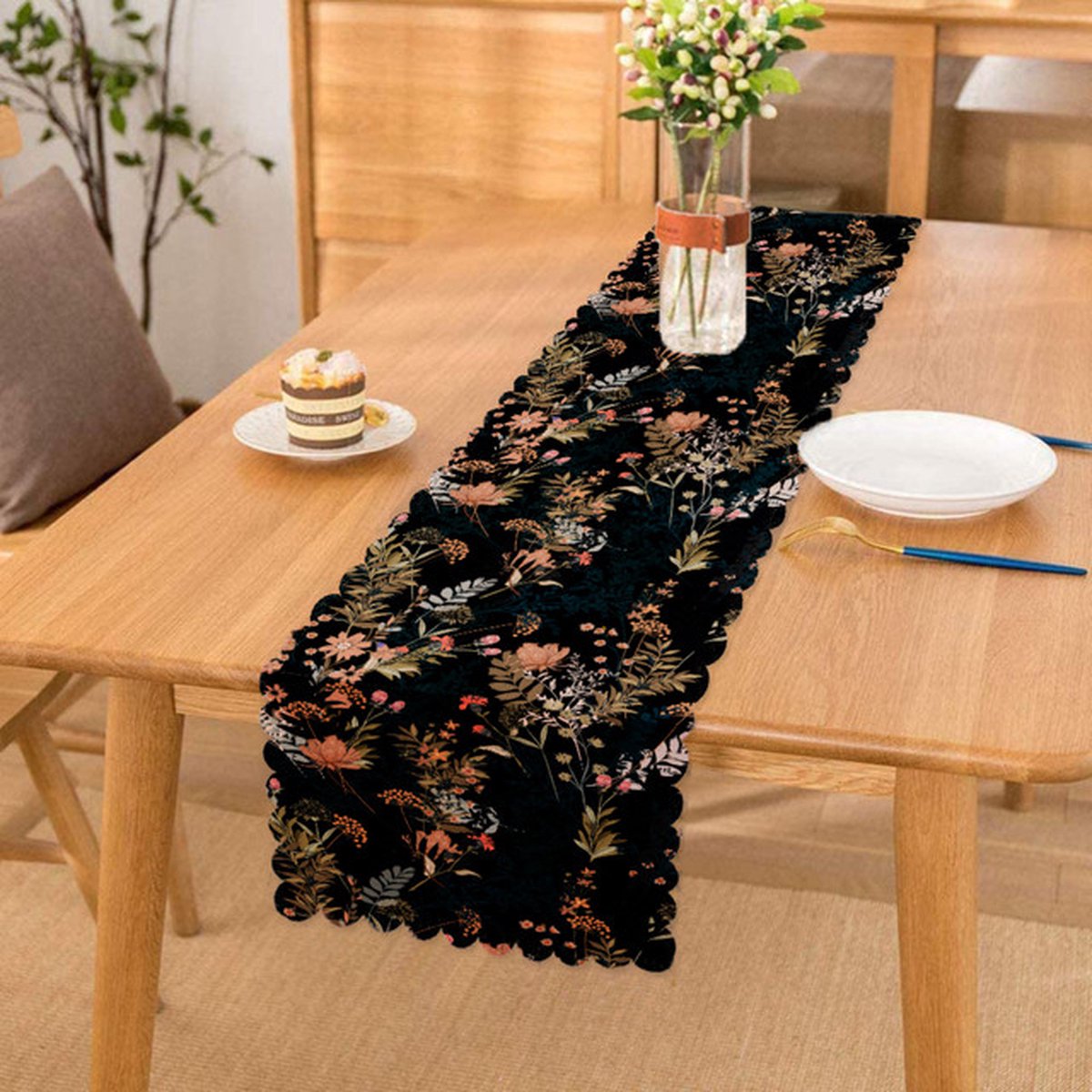 Bedrukt Velvet textiel Tafelloper 45x220 - Bloemen op zwart - Fluweel - Runner