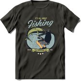 Fishing - Vissen T-Shirt | Grappig Verjaardag Vis Hobby Cadeau Shirt | Dames - Heren - Unisex | Tshirt Hengelsport Kleding Kado - Donker Grijs - S