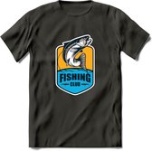 Fishing - Vissen T-Shirt | Grappig Verjaardag Vis Hobby Cadeau Shirt | Dames - Heren - Unisex | Tshirt Hengelsport Kleding Kado - Donker Grijs - L