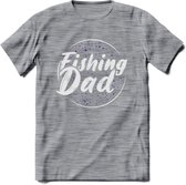 Fishing Dad - Vissen T-Shirt | Paars | Grappig Verjaardag Vis Hobby Cadeau Shirt | Dames - Heren - Unisex | Tshirt Hengelsport Kleding Kado - Donker Grijs - Gemaleerd - M