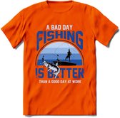 A Bad Day Fishing - Vissen T-Shirt | Blauw | Grappig Verjaardag Vis Hobby Cadeau Shirt | Dames - Heren - Unisex | Tshirt Hengelsport Kleding Kado - Oranje - 3XL