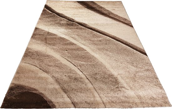 Een rechthoekig vloerkleed in bruine en beige tinten met golvende, abstracte lijnen die aan de bovenkant breder worden.