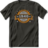 Premium Since 1940 T-Shirt | Zilver - Goud | Grappig Verjaardag en Feest Cadeau Shirt | Dames - Heren - Unisex | Tshirt Kleding Kado | - Donker Grijs - L