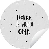 Tuincirkel Oma - 'Hoera je wordt oma' - Quotes - Spreuken - 60x60 cm - Ronde Tuinposter - Buiten