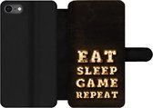 Bookcase Geschikt voor iPhone 7 telefoonhoesje - Gaming - Games - Quotes - Spreuken - Eat sleep game repeat - Met vakjes - Wallet case met magneetsluiting