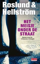 Boekcover Roslund & Hellström, Het meisje onder de straat, blote voeten op natte straatstenen.