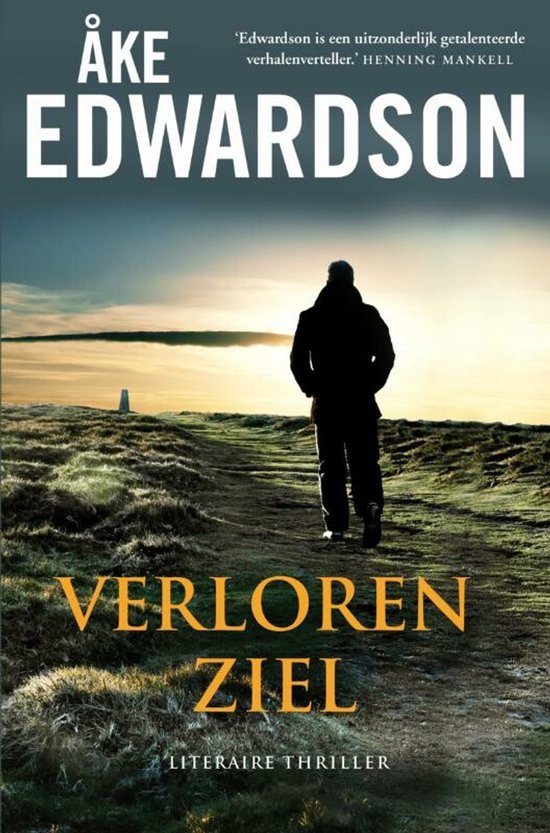 Un homme en manteau noir marche sur un sentier vers un horizon de coucher de soleil. Titre : Verloren Ziel.