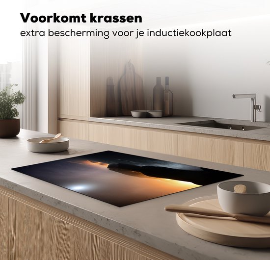 KitchenYeah® Inductie beschermer 78x52 cm - Stadslichten schijnen in de nacht van Madeira langs het zeewater - Kookplaataccessoires - Afdekplaat voor kookplaat - Inductiebeschermer - Inductiemat - Inductieplaat mat
