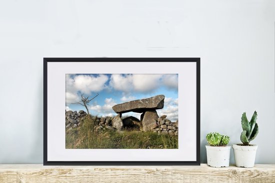 Photo dans le cadre - Un hunebed en Irlande cadre photo noir avec passe-partout blanc, moyen 60x40 cm - Affiche sous cadre (Décoration murale salon / chambre)