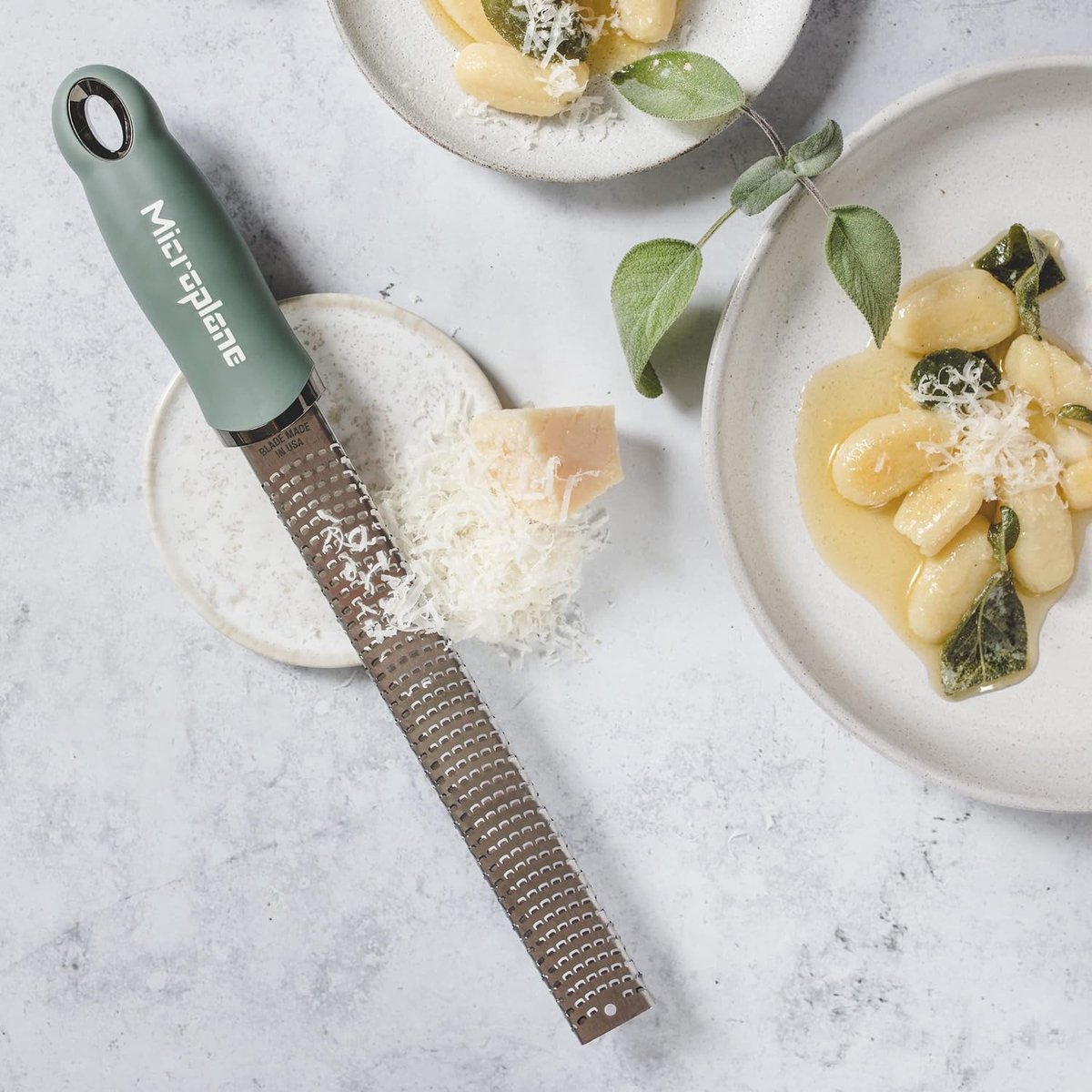 Zester keukenrasp in eucalyptusgroen voor citrus parmezaanse kaas gember chocolade en nootmuskaat met fijn roestvrijstalen mes M
