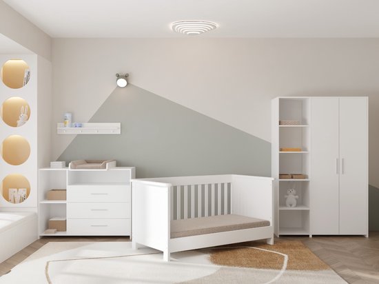 Babykamer met een wit babybed, commode, kledingkast en decoratie.