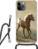 Hoesje met koord Geschikt voor iPhone 13 Pro Max - Paard - Zand - Mist - Siliconen - Crossbody - Backcover met Koord - Telefoonhoesje met koord - Hoesje met touw