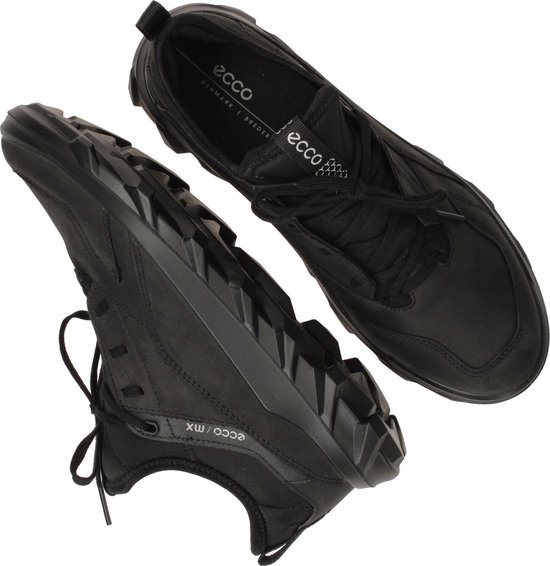 Twee zwarte ECCO MX sneakers, van bovenaf gezien met vetersluiting en ECCO-branding op de binnenzool.