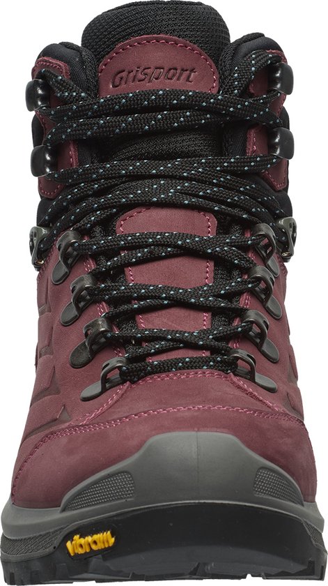 Voorkant van een burgundy mid-top wandelschoen met zwarte veters, Vibram zool en "Grisport" logo.