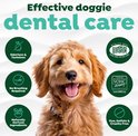 Een vrolijke, goudkleurige hond met de tekst 'Effective doggie dental care'. Met keurmerken voor geurloos, geen poetsen nodig, natuurlijke ingrediënten, VOHC Accepted en diervriendelijk.