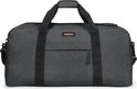 Grijze Eastpak reistas met zwarte hengsels en een voorvak met rits.