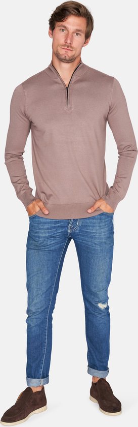 Man met casual opstaande kraag trui met halve rits in deep taupe, met jeans.