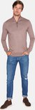 Man met casual opstaande kraag trui met halve rits in deep taupe, met jeans.