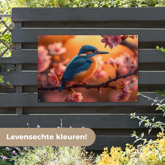 Tuinposter ijsvogel - Tuindecoratie vogels - 120x80 cm - Dieren poster voor in de tuin - Vogel op een tak van een sakura boom - Buiten decoratie - Schutting tuinschilderij - Tuindoek muurdecoratie - Wanddecoratie balkondoek