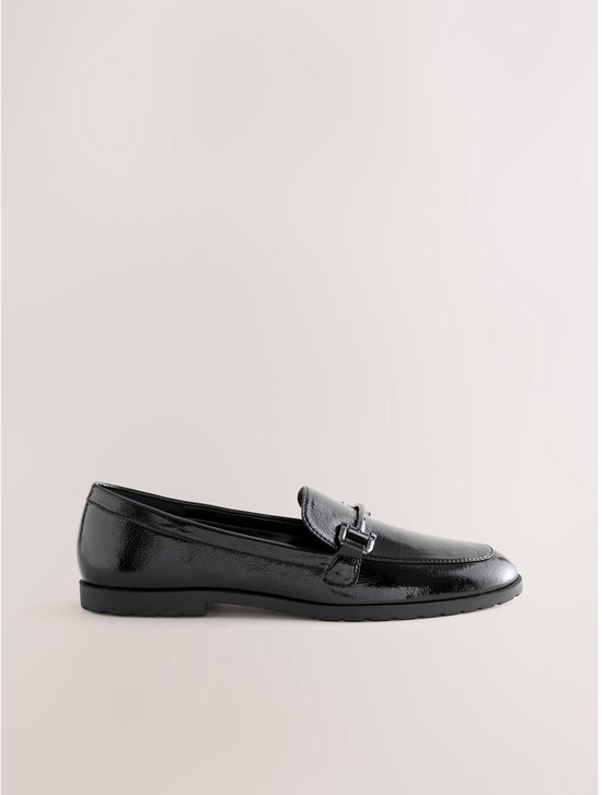 Zwarte lakleren loafer met zilverkleurige gesp.