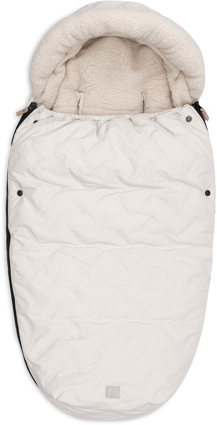 Gesloten zandkleurige voetenzak met opstaande, beige teddy capuchon, drukknoopjes en Jollein logo.