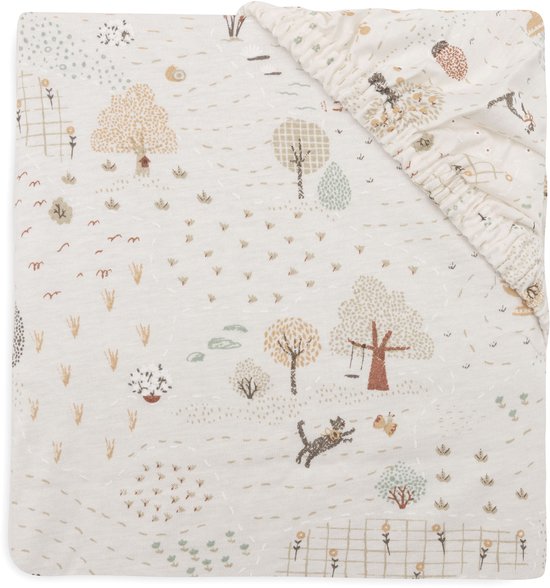 Hoeslaken met een natuurlijke print van bomen, schapen, een kat en vogels in zachte kleuren.