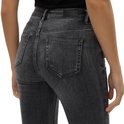 Detail van de achterkant van een grijze skinny jeans met VERO MODA label.