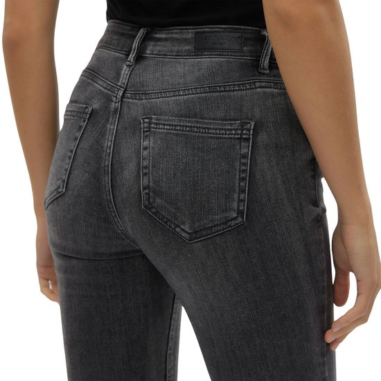 Detail van de achterkant van een grijze skinny jeans met VERO MODA label.