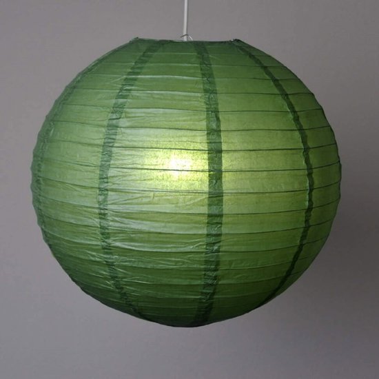 Een ronde, lichtgroene papieren lampion met verticale strepen, verlicht van binnenuit.