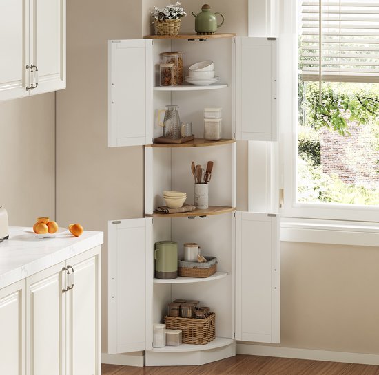 Witte hoekkast met houten planken, gevuld met servies en decoratie.