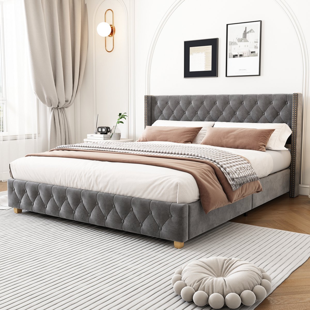 Gestoffeerd bed - Geschikt als comfortabel tweepersoons- of gastenbed - 140x190 cm - Grijs - Getuft knopenhoofdeinde en decoratieve nagelkoprand - Robuuste houten poten en lattenbodem